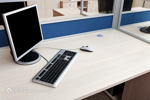 現(xiàn)代辦公室玻璃隔斷后的數(shù)字化工作站